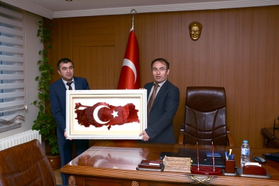 Kaymakam ve Belediye Başkan Vekili Akgül’e Türk Bayrağı Hediye Edildi