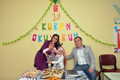 Kendi Kızına Ta&ccedil; Giydirdi