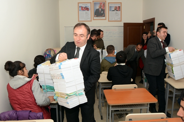 Akg&uuml;l&rsquo;den Sınava Hazırlanan &Ouml;ğrencilere &Uuml;cretsiz Kaynak Kitap