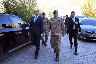 Tuğgeneral &Ouml;zfidan'dan Kaymakam T&uuml;rkmen'e Ziyaret