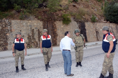 &Ccedil;atak Kaymakamı ve Belediye Başkan Vekili Akg&uuml;l'den yol kontrol noktalarına ziyaret