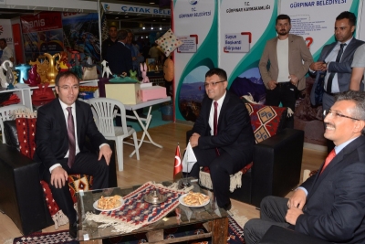 &Ccedil;atak Kaymakamı Ve Belediye Başkan Vekili  Hacı Asım Akg&uuml;l G&uuml;rpınar Standını Ziyaret Etti